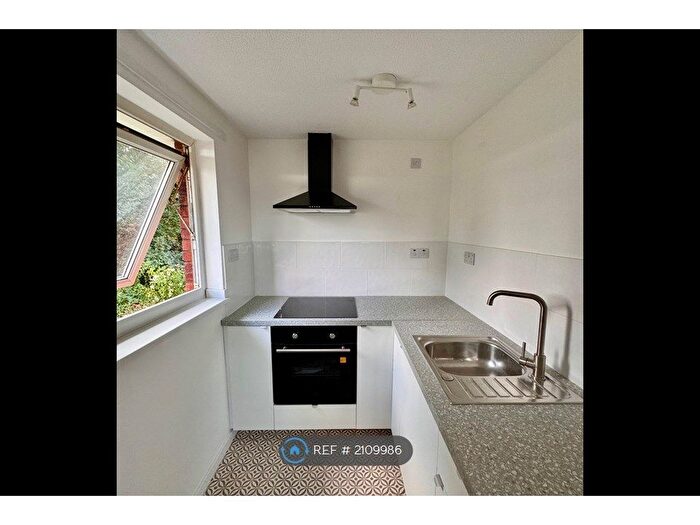 Studio To Rent In Hedgerow Court, Hull, HU6