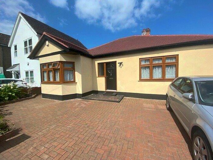 3 Bedroom Bungalow To Rent In Senga Road, Wallington, SM6