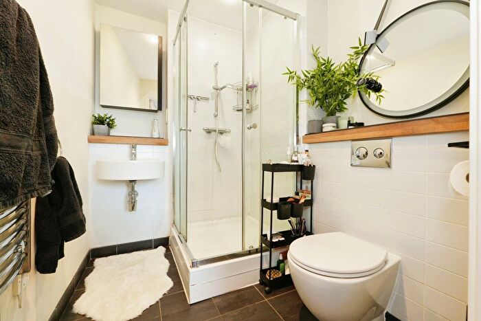 2 Bedroom Flat For Sale In Navigation Walk, Wakefield, West Yorkshire, WF1