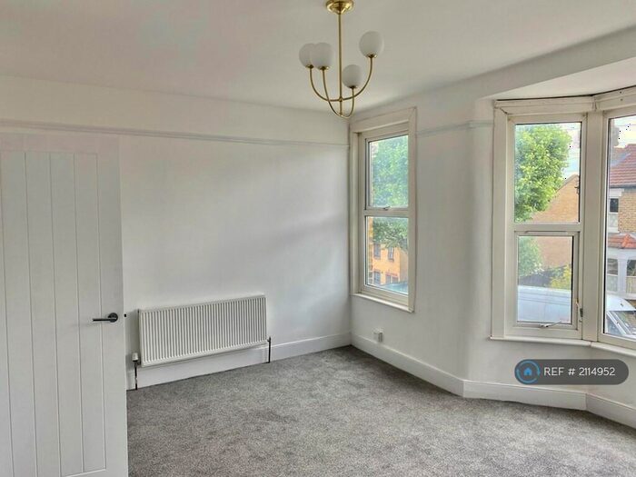 1 Bedroom Flat To Rent In Chestnut Rise, London, SE18