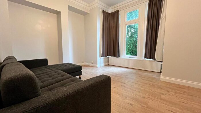 2 Bedroom Apartment To Rent In Broomfield Crescent, Leeds, LS6