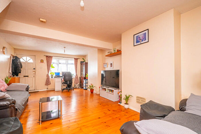 3 Bedroom End Of Terrace House For Sale In London Road, Wallington, SM6