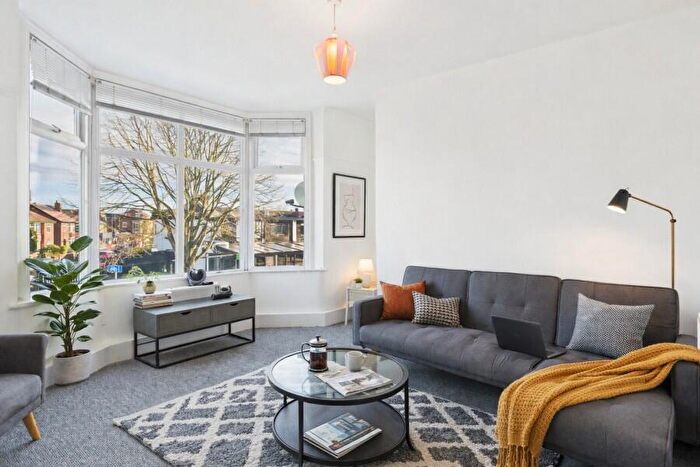 3 Bedroom Apartment To Rent In Barlow Moor Road :: Chorlton, M21