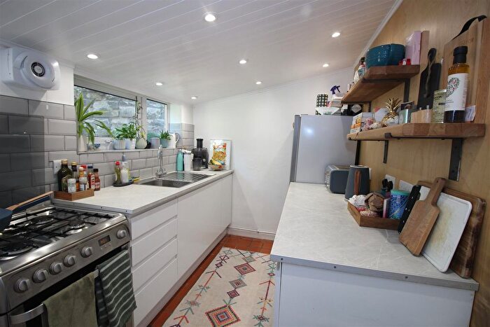 2 Bedroom Flat To Rent In Devonshire Villas, Bath, BA2