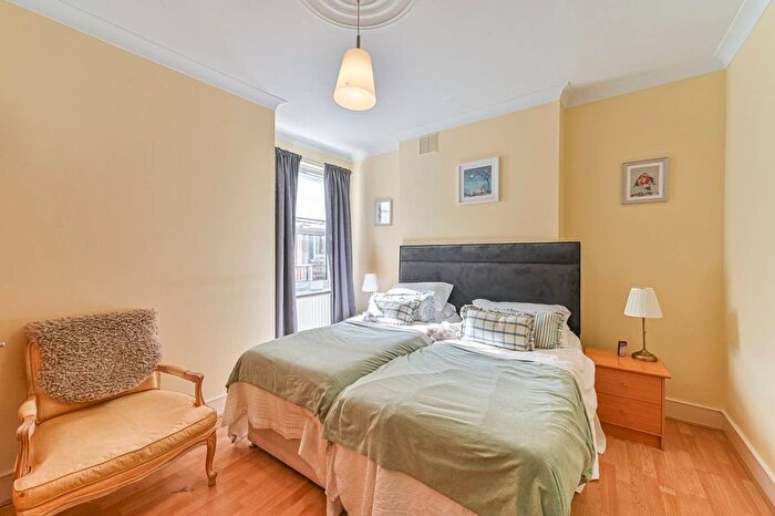 2 Bedroom Flat For Sale In Bavent Road, Camberwell, London, SE5