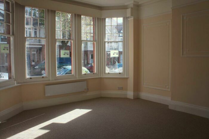 Studio To Rent In York Avenue -, P10