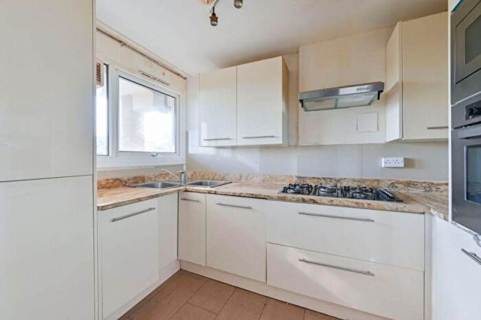 3 Bedroom Flat To Rent In Phipps Bridge Road, Frensham Court Phipps Bridge Road, CR4
