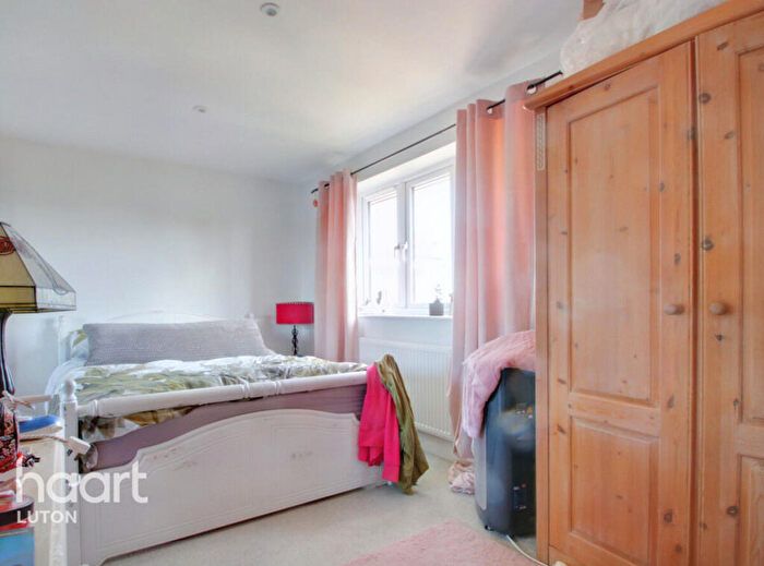 5 Bedroom Semi-Detached House For Sale In Cherry Gate Gardens, Luton, LU1