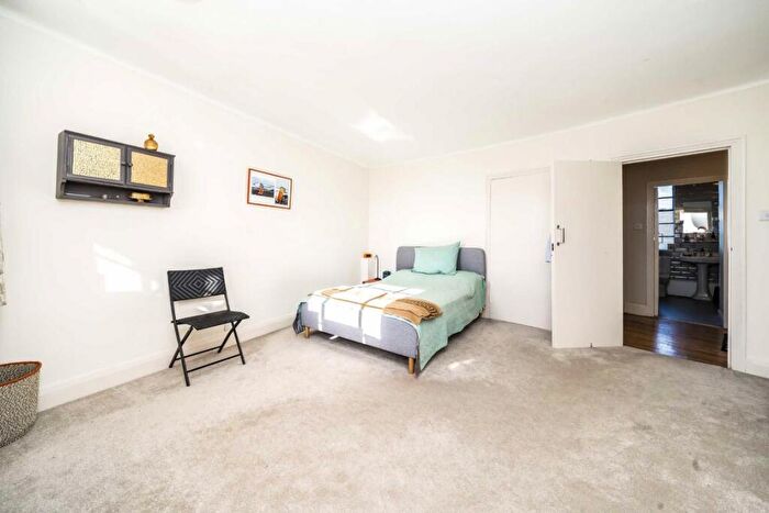 2 Bedroom Flat For Sale In Cholmeley Park, Highgate, N6