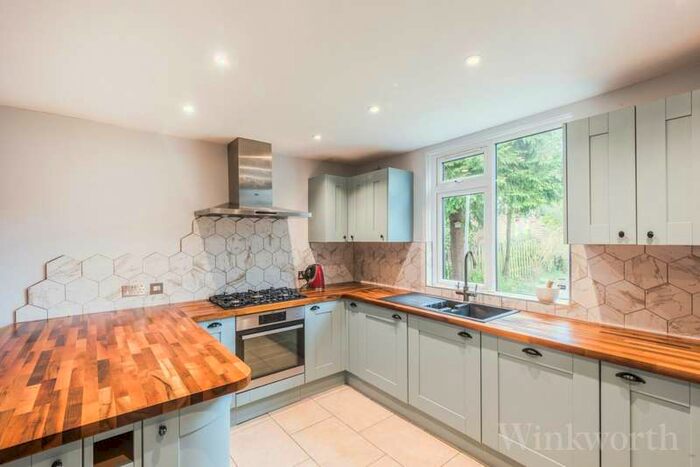 2 Bedroom Maisonette Flat To Rent In Montem Road, London, SE23