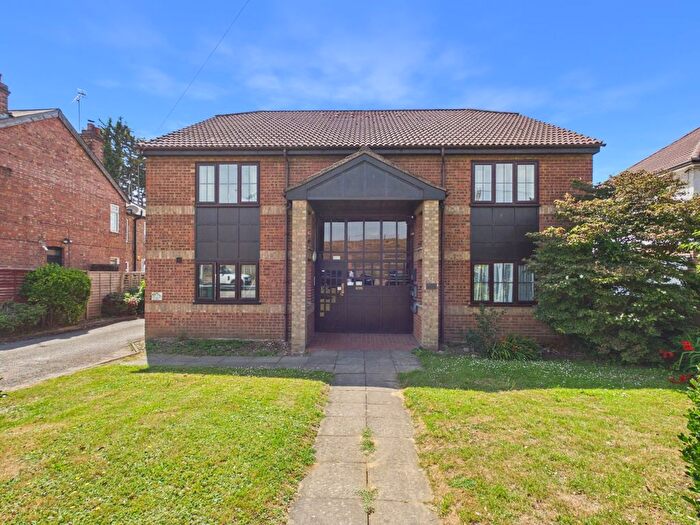 1 Bedroom Flat For Sale In London Road, Ashford, Surrey, TW15