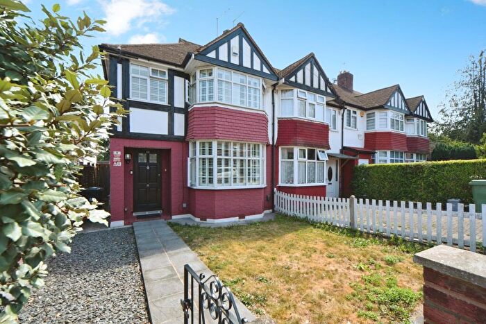 3 Bedroom Semi-Detached House For Sale In Jevington Way, London, SE12