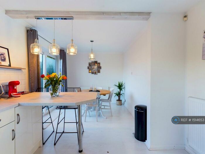 3 Bedroom Semi-Detached House To Rent In Fenpark Road, Stoke-On-Trent, ST4