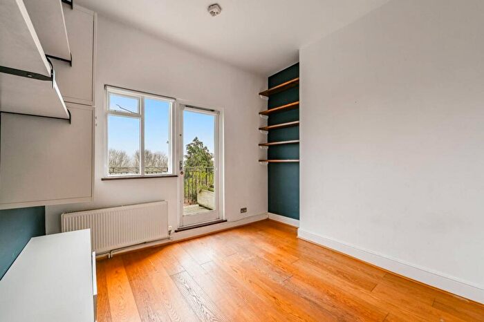 1 Bedroom Flat For Sale In Cheverton Road, Crouch End, London, N19