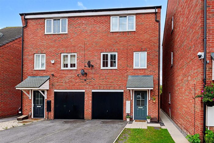 3 Bedroom Town House To Rent In Waggon Road, Middleton, LS10