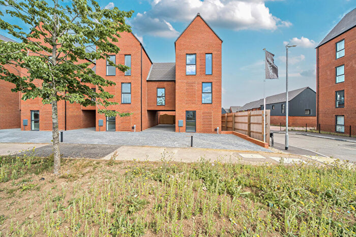 4 Bedroom Terraced House To Rent In Waterslade Way -, LU5