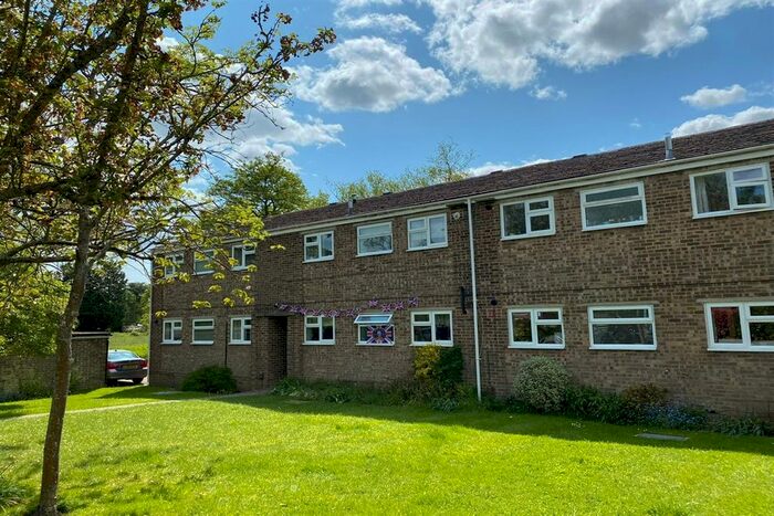 2 Bedroom Flat To Rent In Alderfield, Petersfield, Hampshire, GU32