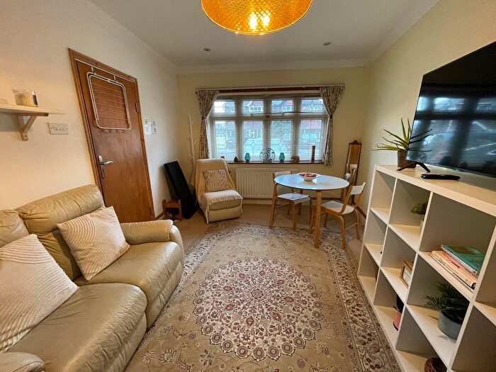 2 Bedroom Flat To Rent In Alderney Avenue, Hounslow, TW5