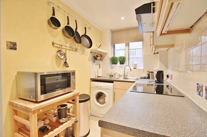 1 Bedroom Flat To Rent In Latymer Court, Hammersmith Road, Hammersmith, W6