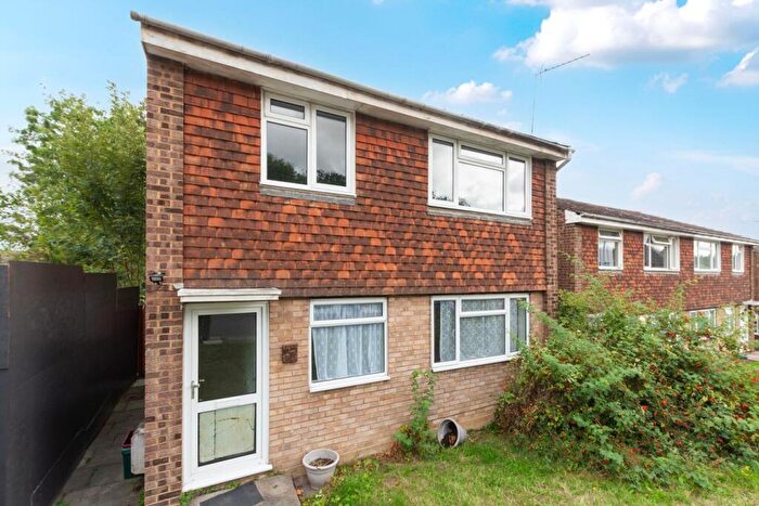 2 Bedroom Maisonette For Sale In Lea Vale, Dartford, DA1