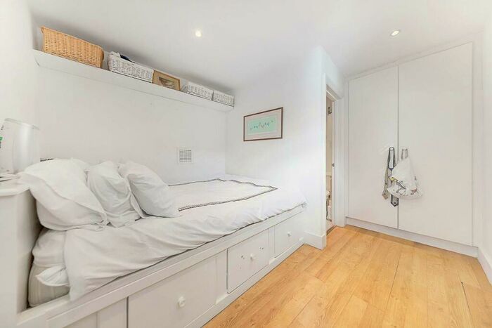 1 Bedroom Flat To Rent In Garfield Mews, Battersea, London, SW11