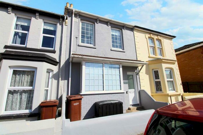 6 Bedroom House To Rent In Wellington Road, Gillingham, ME7