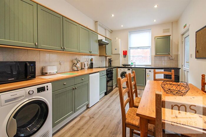 5 Bedroom Semi-Detached House To Rent In Rolleston Drive, Nottingham, NG7