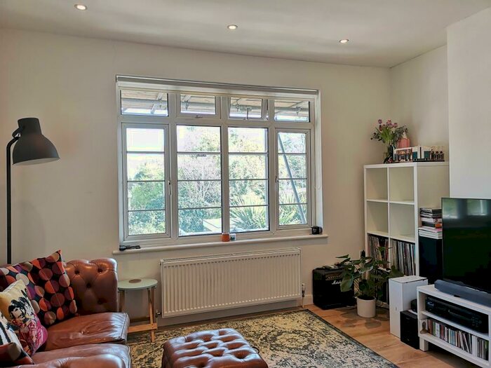 2 Bedroom Apartment To Rent In Risborough Close, Muswell Hill, N10