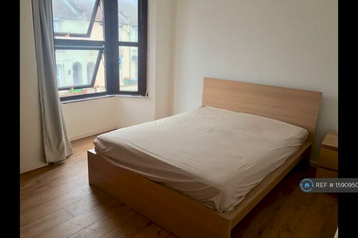 5 Bedroom Semi-Detached House To Rent In London, London, E13