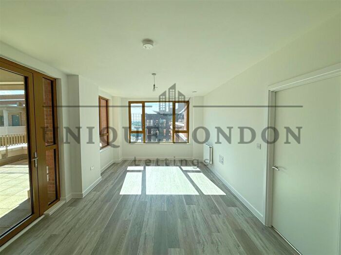 3 Bedroom Flat To Rent In Vista Heights, Ilderton Road, Bermondsey, SE15