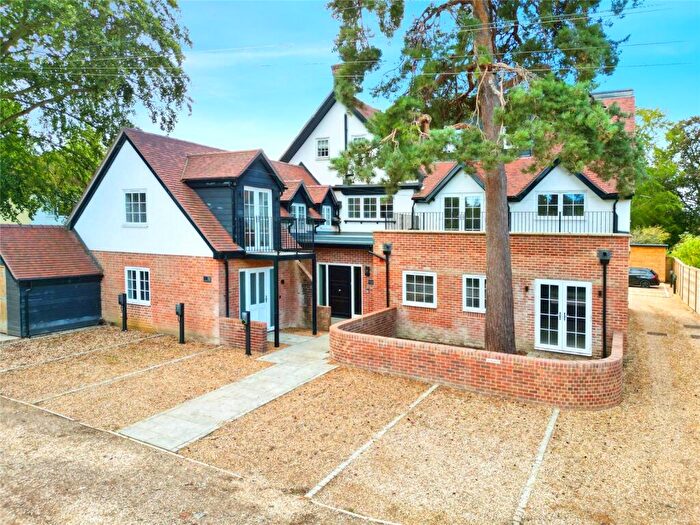 3 Bedroom Maisonette For Sale In Heath Hill Road North, Crowthorne, Berkshire, RG45