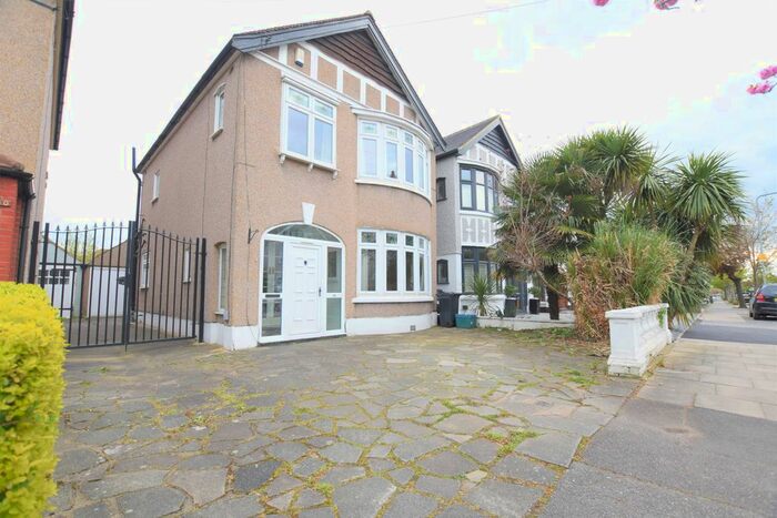 3 Bedroom Semi-Detached House To Rent In Highwood Gardens, Ilford, IG5