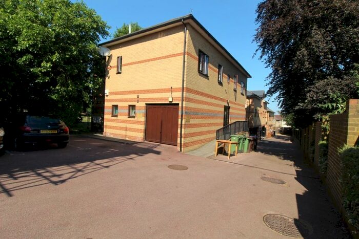 Flat To Rent In Oakview Apartments, Benhill Road, Sutton, SM1