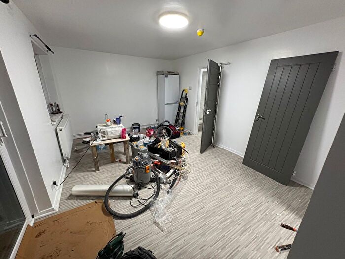 6 Bedroom Semi Detached House To Rent In Farm Close, Southall, UB1