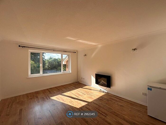 2 Bedroom Maisonette To Rent In Imber Way, Southampton, SO19