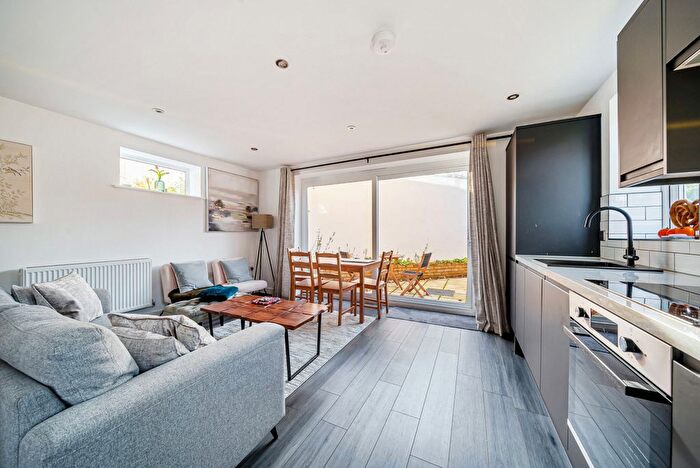 1 Bedroom Cottage For Sale In Kingston Lane, Teddington, TW11