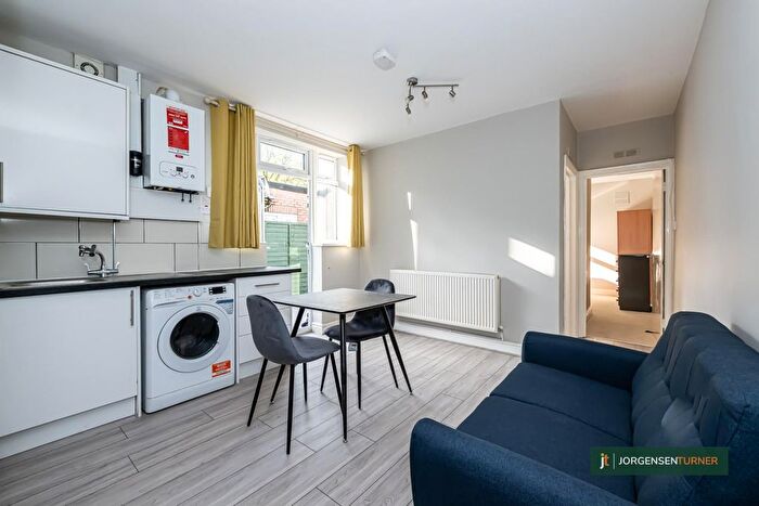 2 Bedroom Flat To Rent In Horn Lane, Acton, London, W3