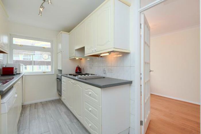 3 Bedroom Town House To Rent In Whetstone, N20