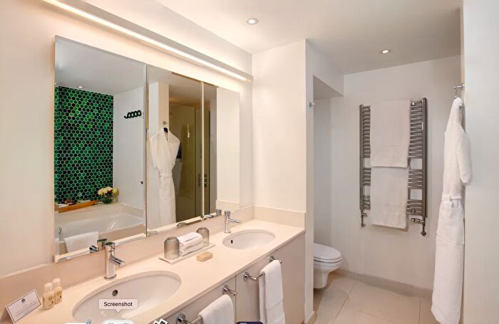 3 Bedroom Flat To Rent In Monarch House, Kensigton Hight St, London, W8