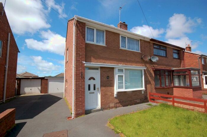 3 Bedroom Semi-Detached House To Rent In Meanwood Avenue, FY4