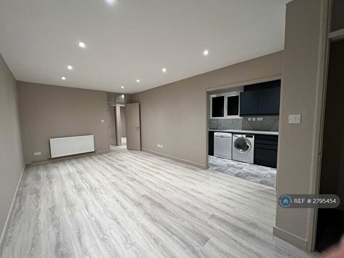 2 Bedroom Flat To Rent In Clifton Road, Wokingham, RG41