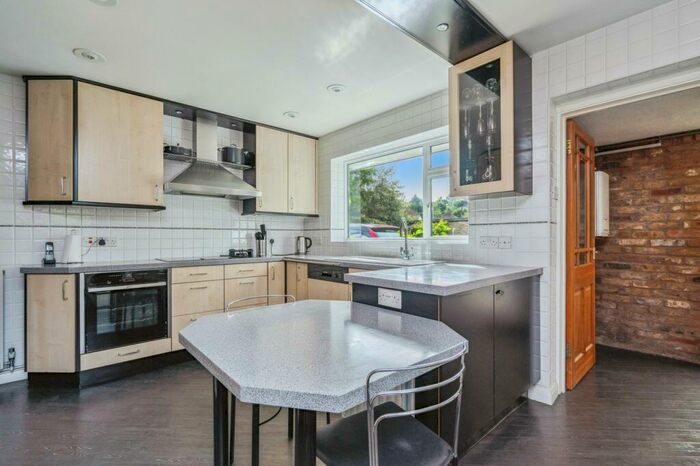 3 Bedroom Detached House For Sale In Woodside Close, Chalfont St Peter, Gerrards Cross, SL9