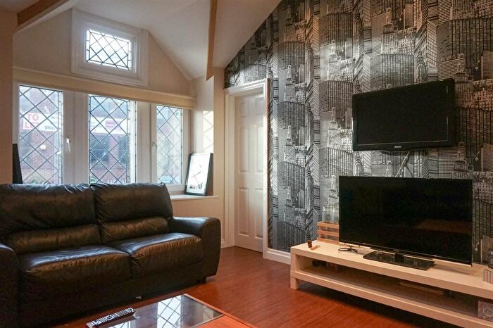 2 Bedroom Apartment To Rent In North Lane, Leeds, LS6