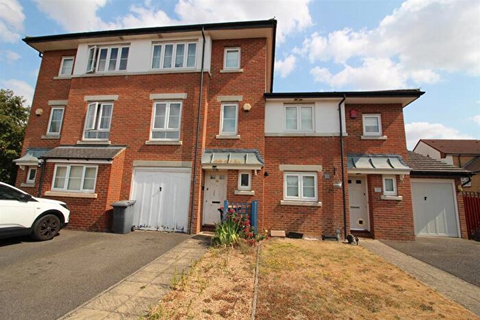 3 Bedroom Town House For Sale In Acorn Way, Bedford, MK42