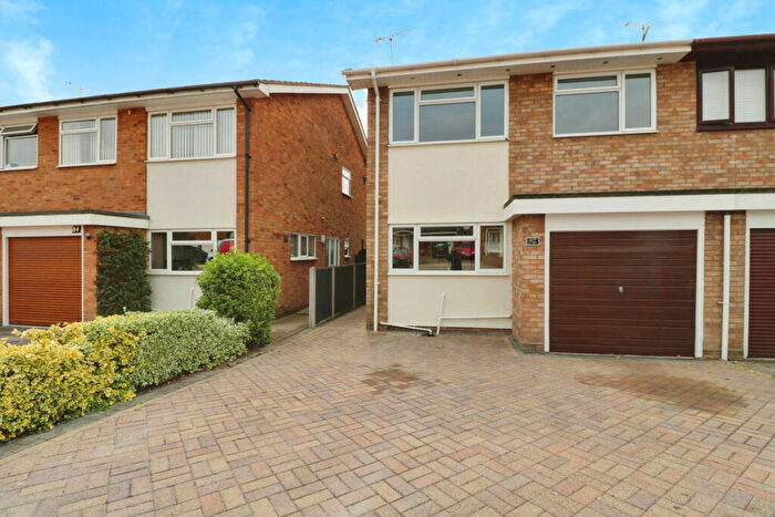 4 Bedroom Semi-Detached House To Rent In Fairfield Gardens, Leigh-on-sea, SS9