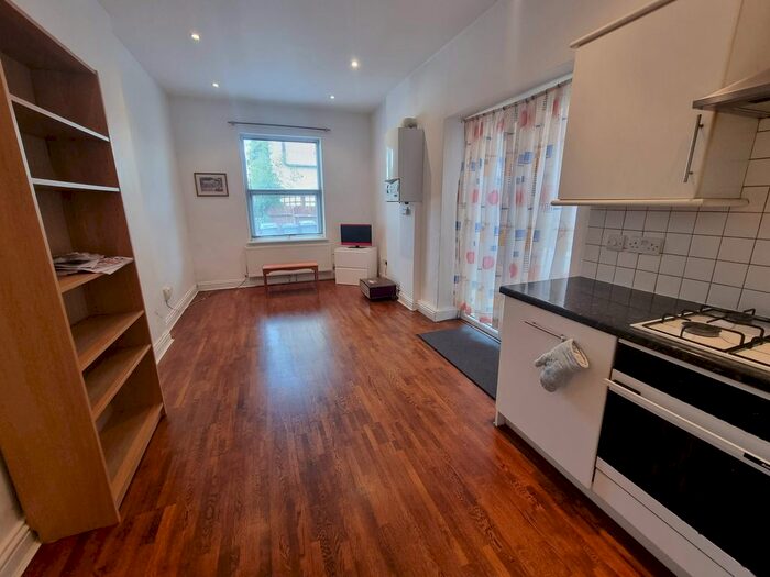 2 Bedroom Flat To Rent In East End Road, London, N2