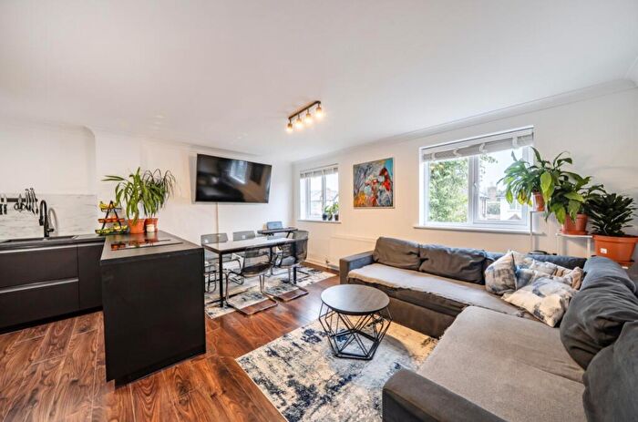 3 Bedroom Maisonette For Sale In Chartwell Place, Cheam, Sutton, SM3