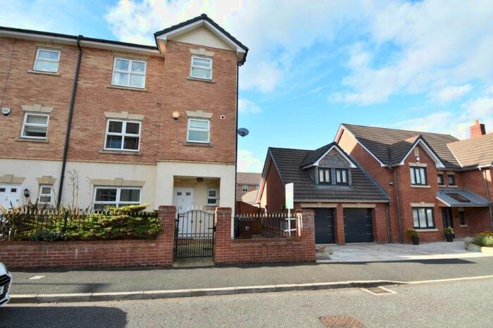 4 Bedroom Town House To Rent In Heythrop Close, Whitefield, Manchester, M45