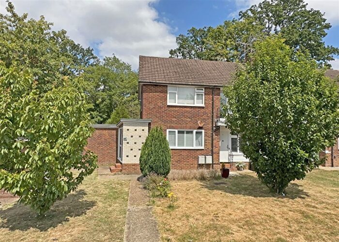 2 Bedroom Maisonette For Sale In Holcon Court, Redhill, RH1