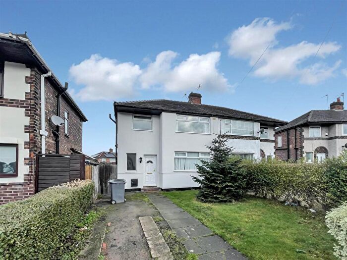 3 Bedroom Semi-Detached House For Sale In Ringways, CH62